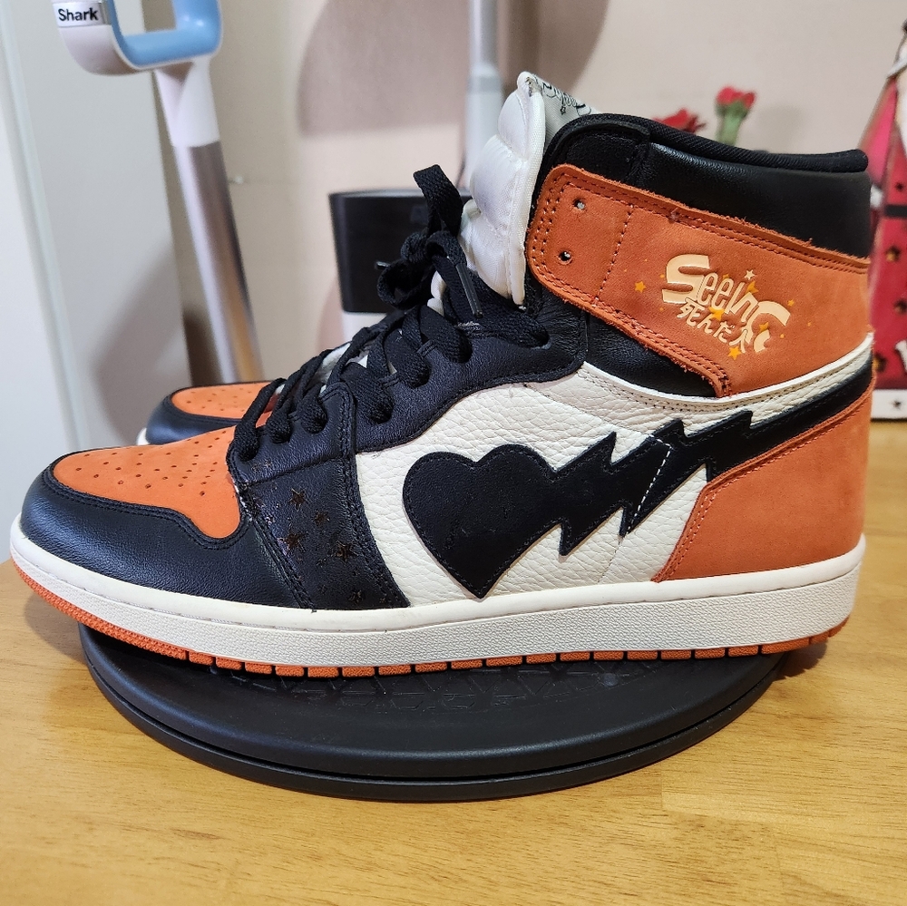 SEEING DEAD PEOPLE AND DEAD STARS 1s SNEAKERS.